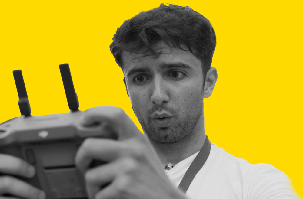 Davide col radiocomando del drone