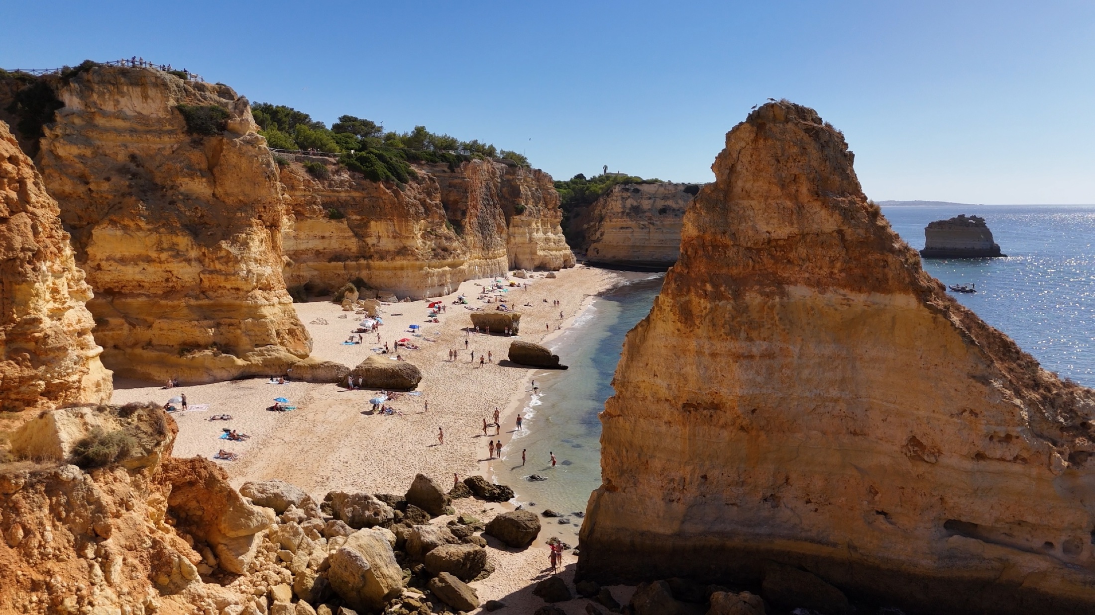 Video paesaggistico con riprese aeree drone della costa dell'Algarve