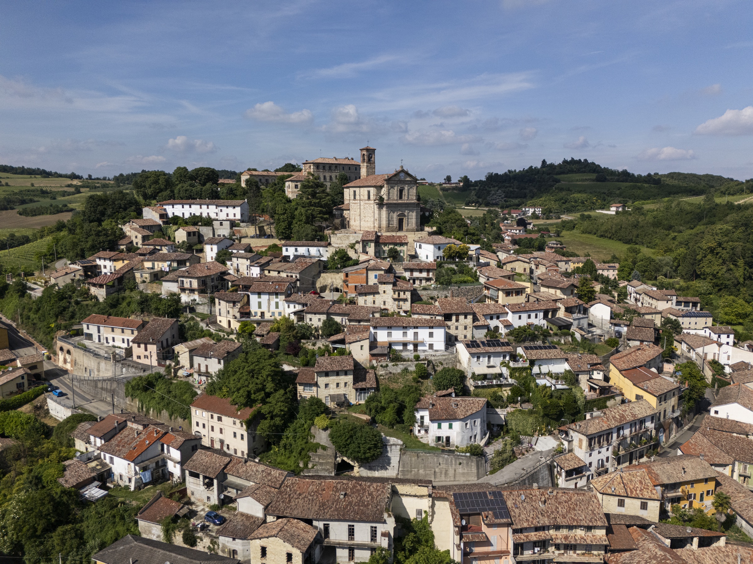 Ripresa aerea con drone di vigneti e terreni agricoli in Piemonte