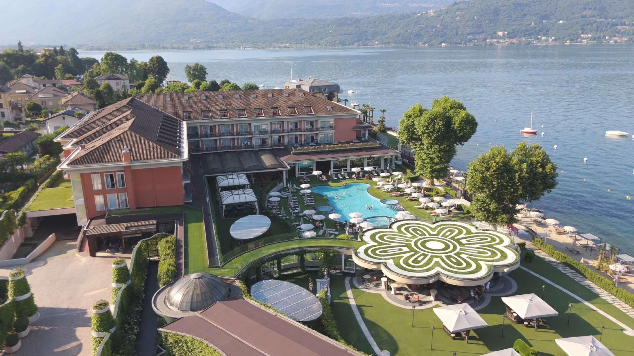 Riprese con drone di un hotel sul lago per il settore immobiliare